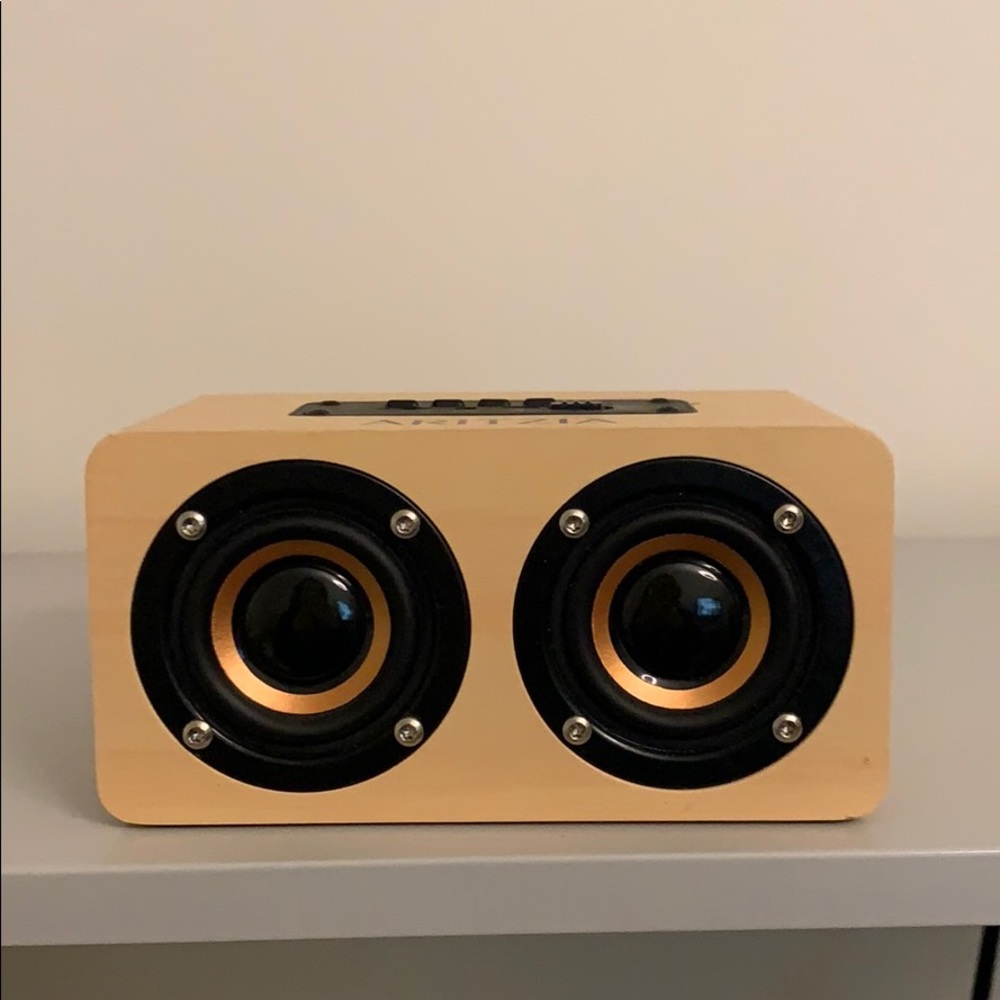 ARITZIA Bluetooth speaker